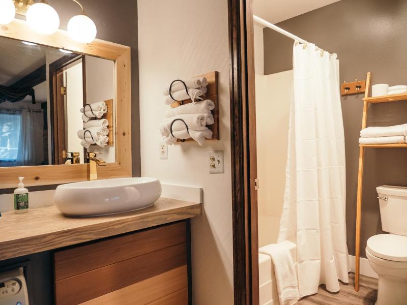 King Room with Spa Bath image 2