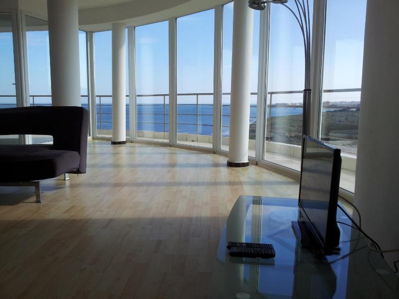Deluxe One-Bedroom Apartment with Sea View image 1