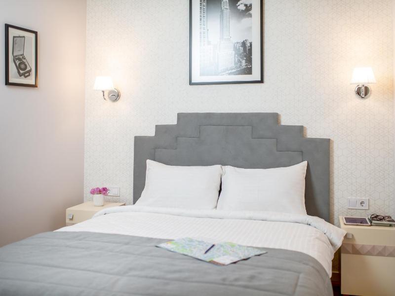 Standard King Room image 1
