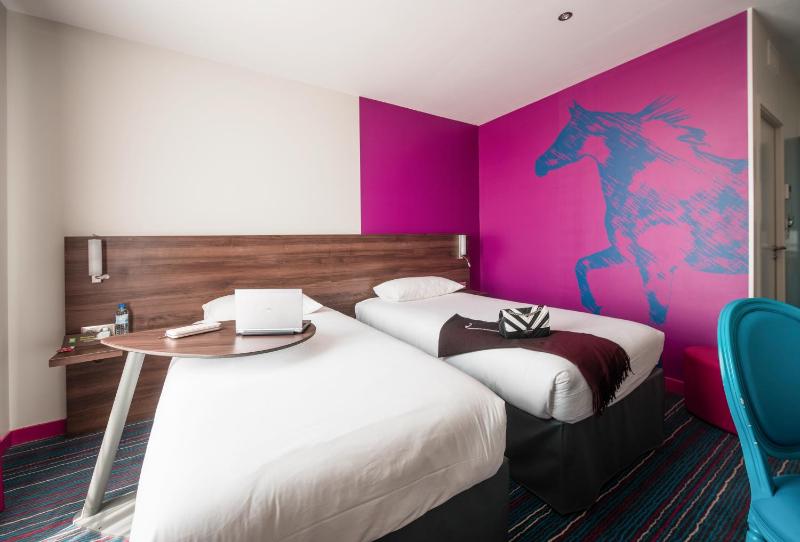 Standard Twin Room image 2