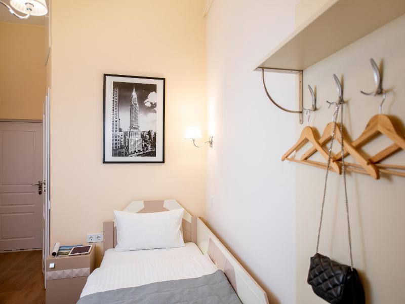 Economy Twin Room image 3
