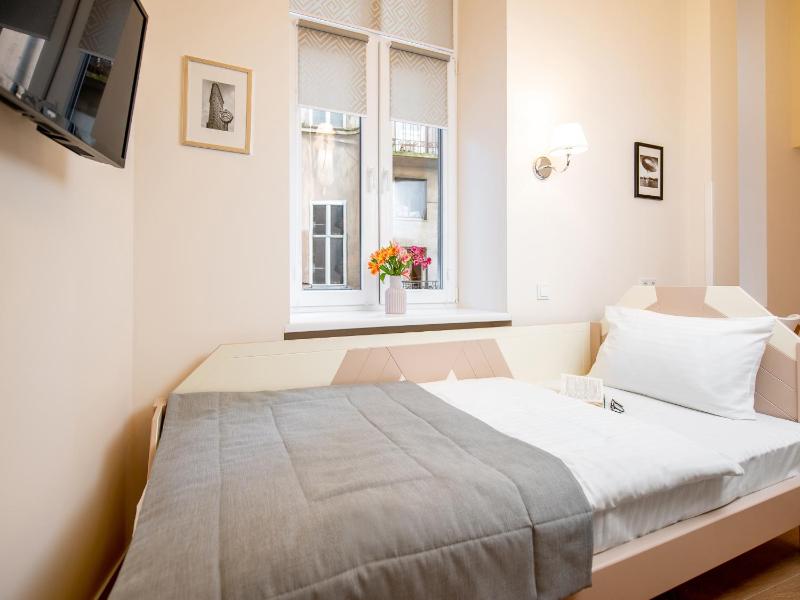 Economy Twin Room image 4