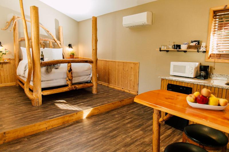 Deluxe Queen Suite image 2