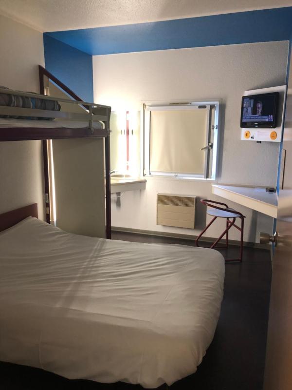 Triple Room with Shared Bathroom image 3