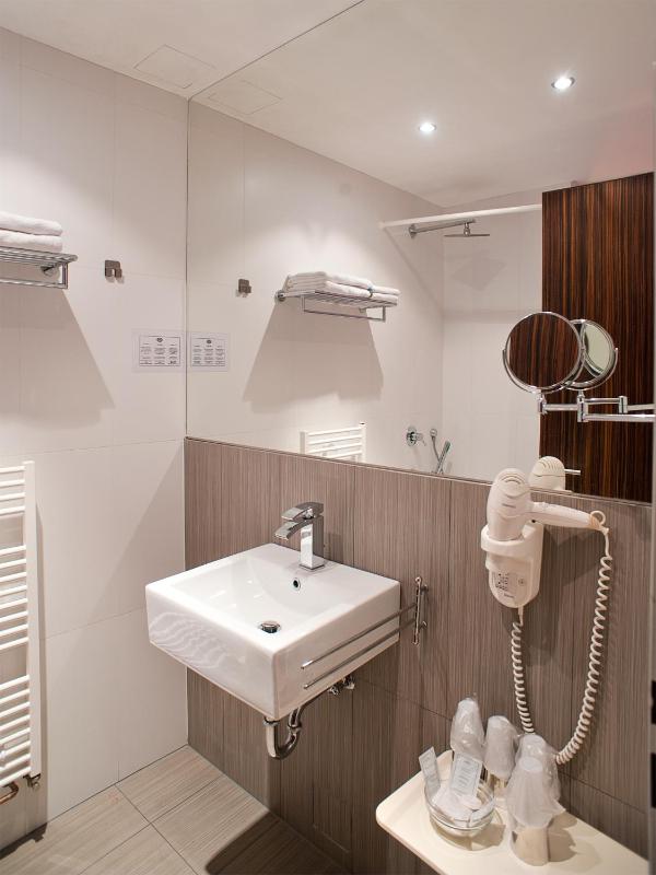 Double or Twin Room with Free Parking image 3