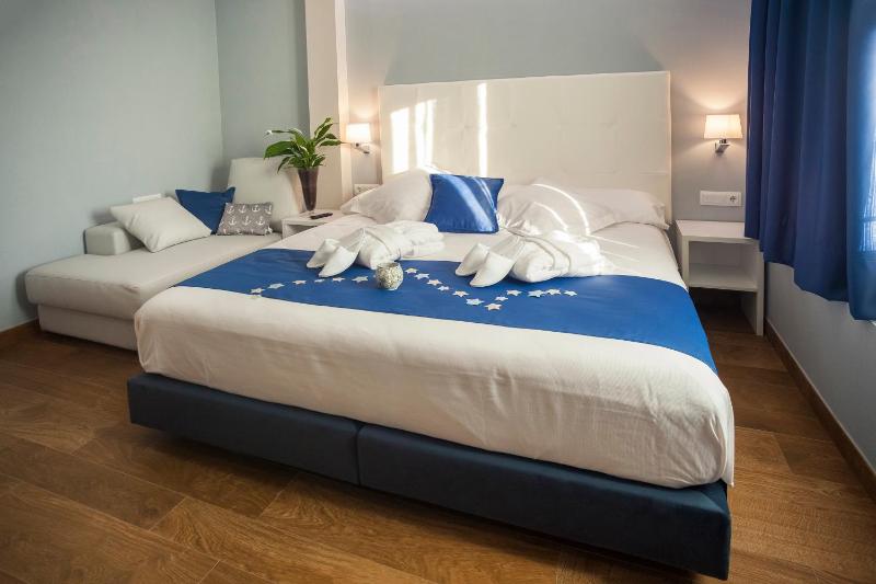 Deluxe Double Room image 2