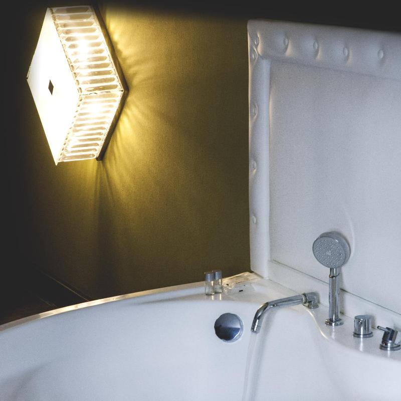 King Suite with Spa Bath image 2