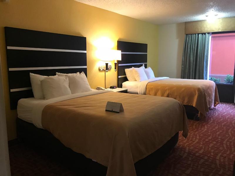 Queen Room with Two Queen Beds - Non-Smoking image 2