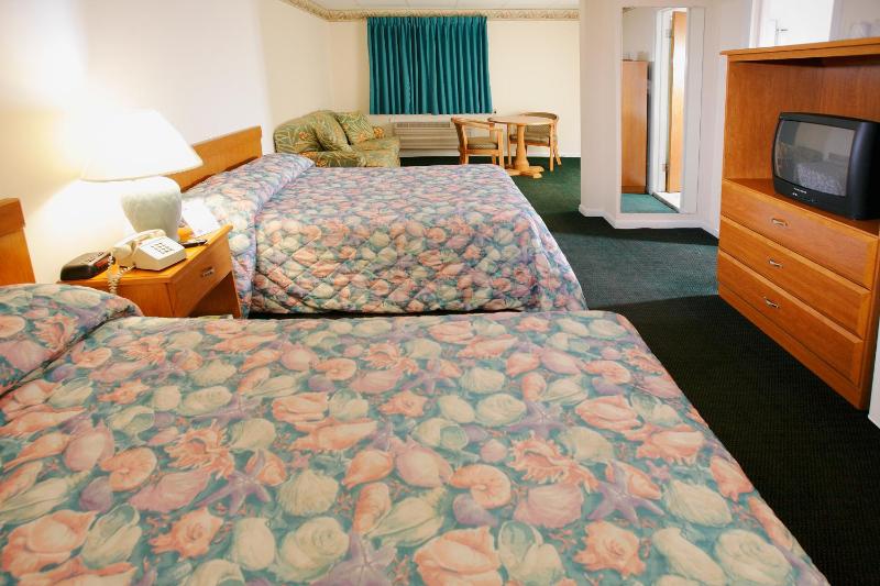 Double Room with Two Double Beds and Sofa Bed image 3