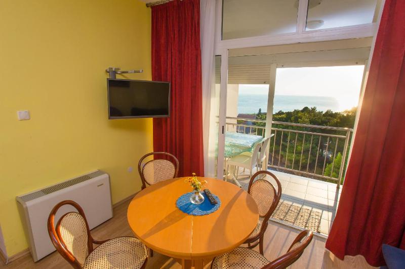 One-Bedroom Apartment with Balcony with Sea View image 1