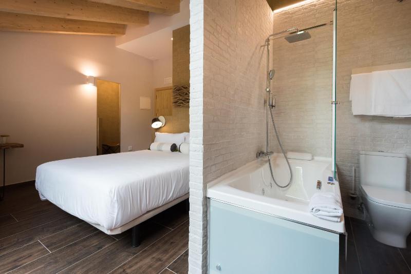 Double Room with Spa Bath image 2