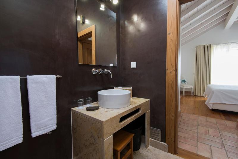 Deluxe Double Room with Side Sea View image 3