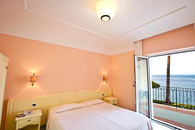 Double or Twin Room with Balcony and Sea View image 2