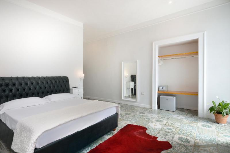 Queen Suite with Spa Bath image 4