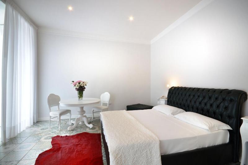 Queen Suite with Spa Bath image 3