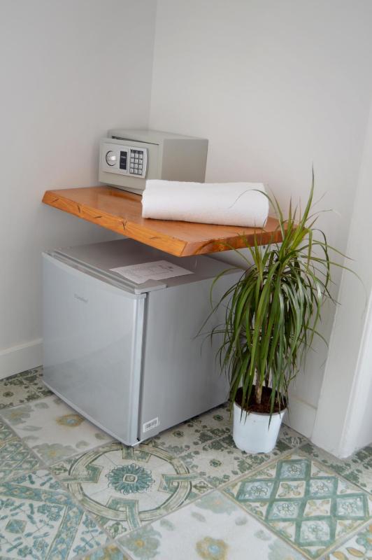 Small Double Room image 3