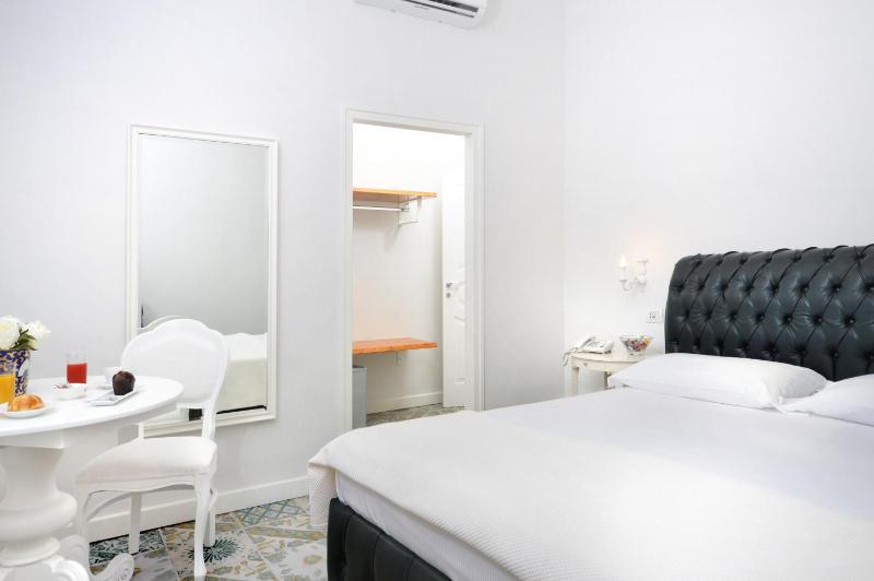 Junior Suite with Balcony image 4