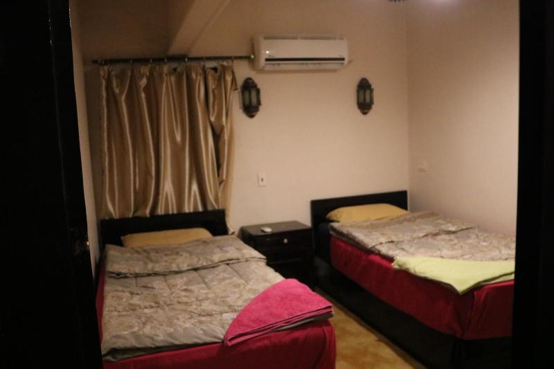 Twin Room with Private Bathroom image 2