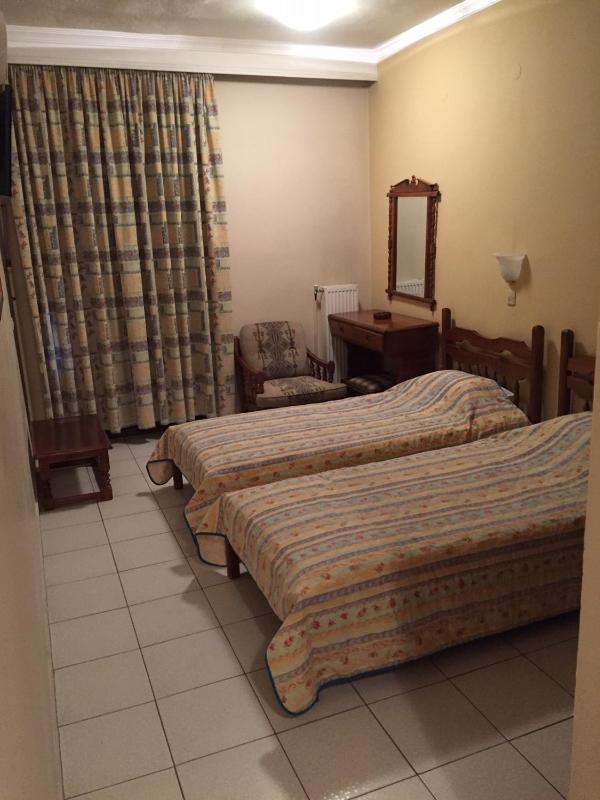 Twin Room with Bathroom image 1