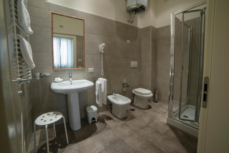 Deluxe Double or Twin Room image 3