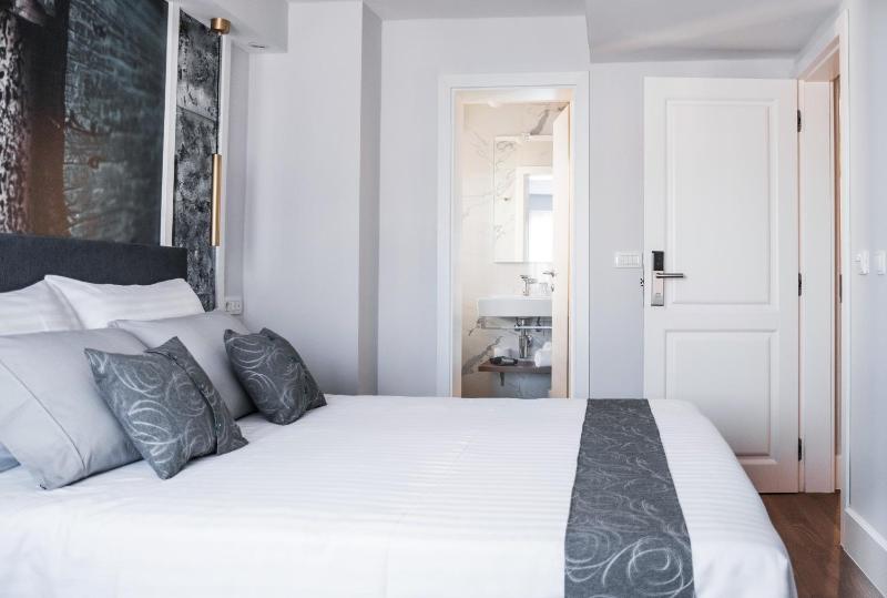 Deluxe Double Room image 3