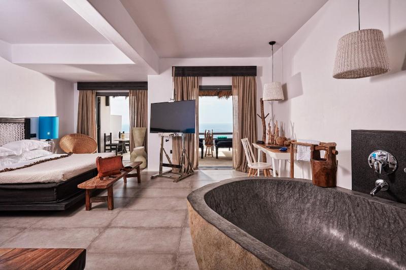 Majestic Retreat Suite with Hot Tub image 3