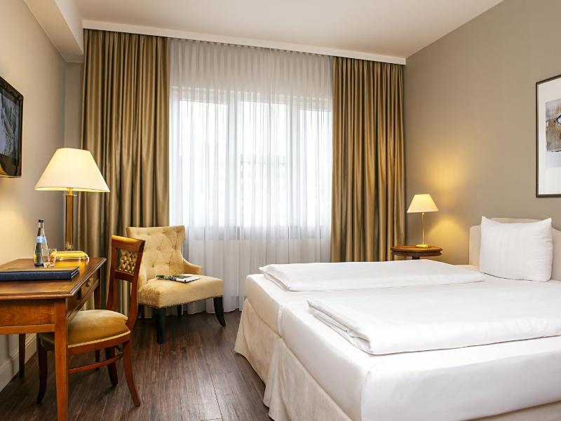 Superior Twin Room image 3