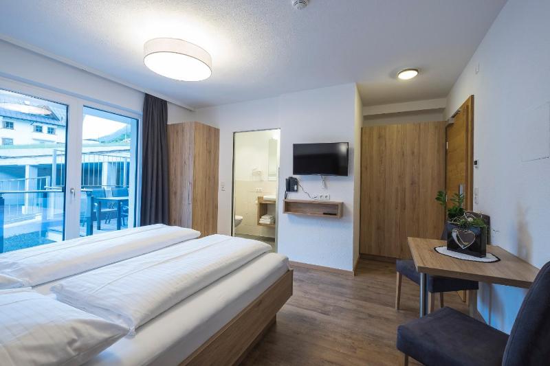 Double Room image 2
