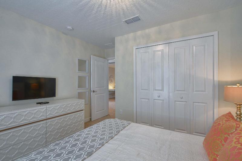 Six-Bedroom Villa  image 2