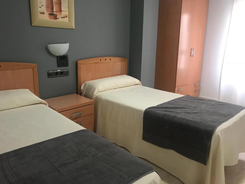 Twin Room image 4