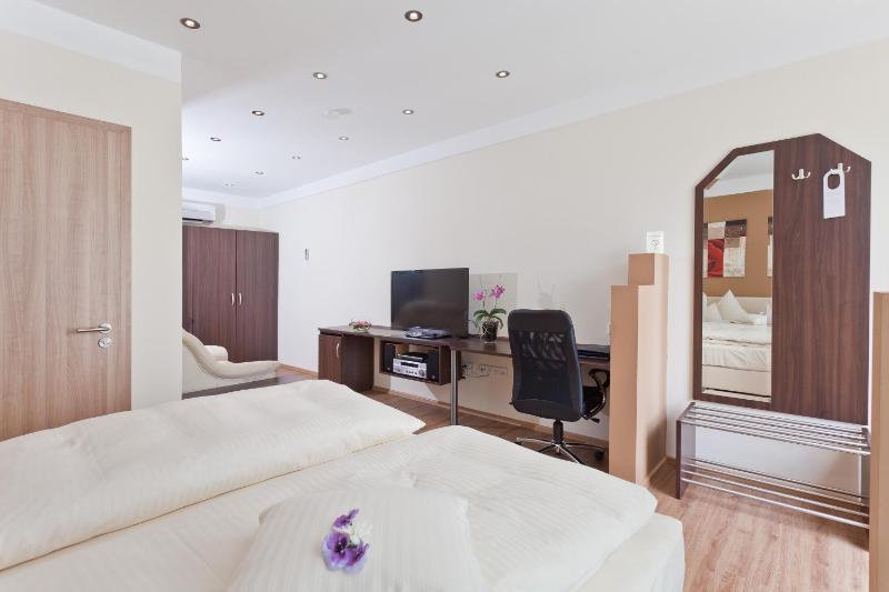 Deluxe Double Room image 3