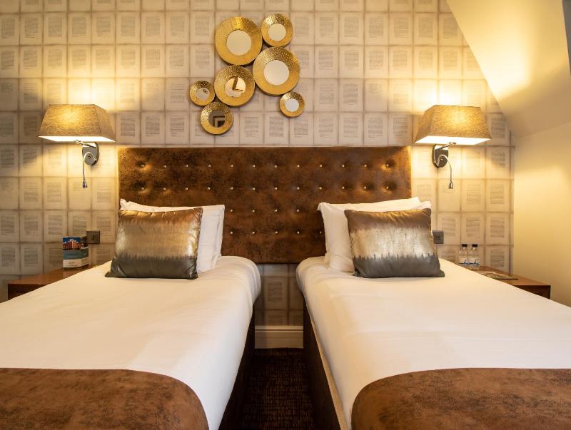 Standard Twin Room image 3