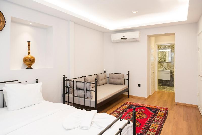 Superior Quadruple Room image 3