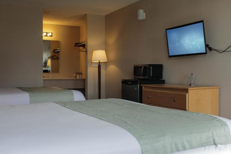 Queen Room with Two Queen Beds - Non-Smoking image 4