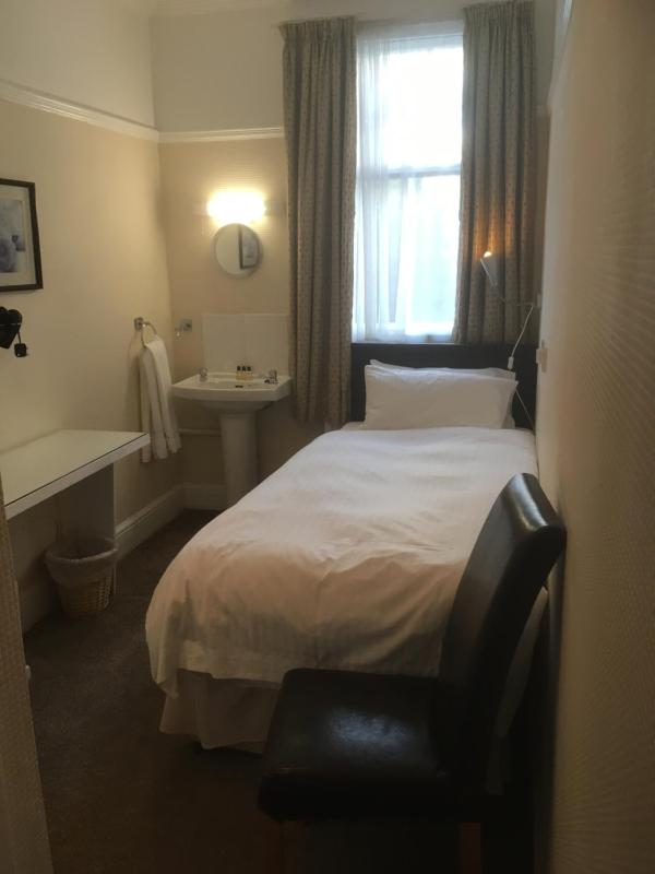 Small Single Room image 4