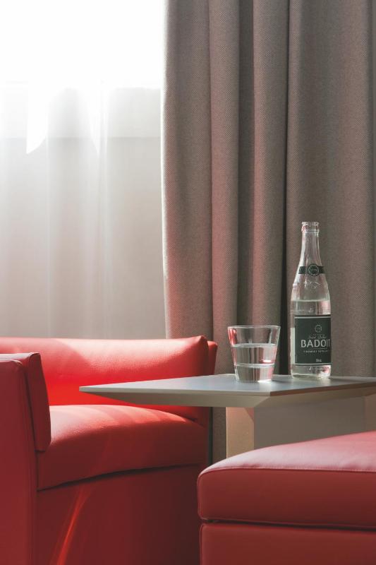 Classic Queen Room with View image 4