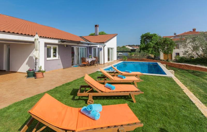Modern Villa di Rovigno with Pool Hot Tub and Sea View - image 5
