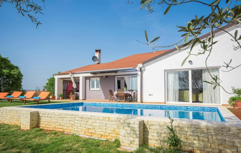 Modern Villa di Rovigno with Pool Hot Tub and Sea View - image 19