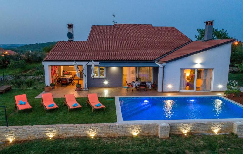 Modern Villa di Rovigno with Pool Hot Tub and Sea View - image 12