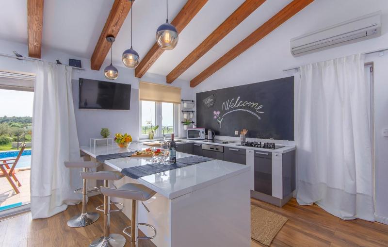 Modern Villa di Rovigno with Pool Hot Tub and Sea View - image 25