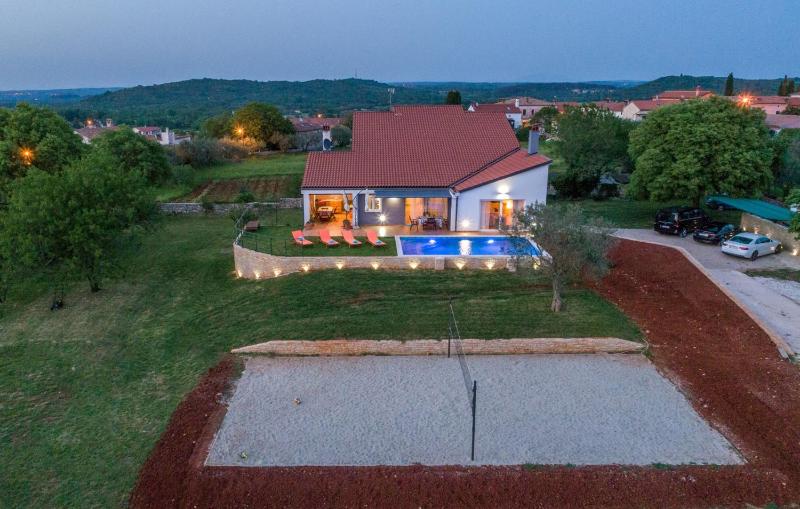 Modern Villa di Rovigno with Pool Hot Tub and Sea View - image 37
