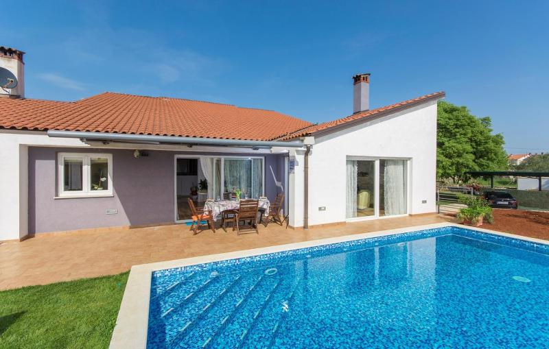 Modern Villa di Rovigno with Pool Hot Tub and Sea View - image 16