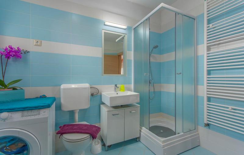 Modern Villa di Rovigno with Pool Hot Tub and Sea View - image 39