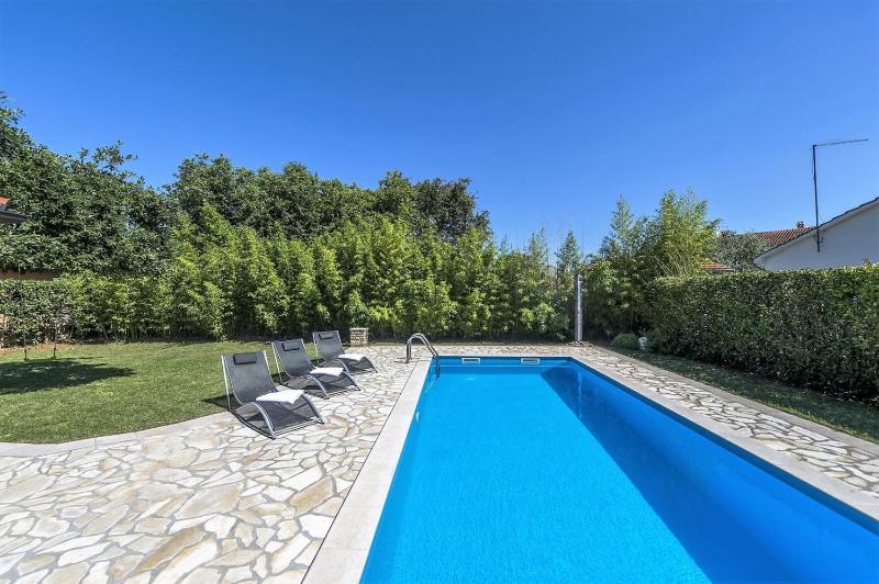 Spacious Three-Bedroom Villa Balun with Pool - image 26