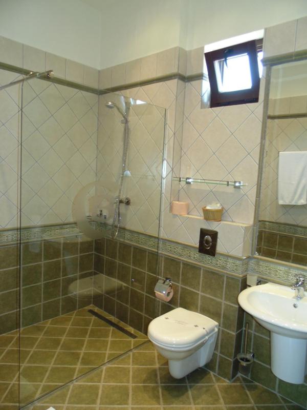 Standard Quadruple Room image 2