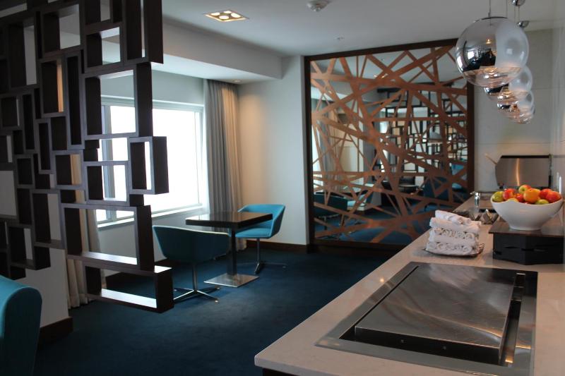 Executive Queen Room with Two Queen Beds - Non-Smoking image 4