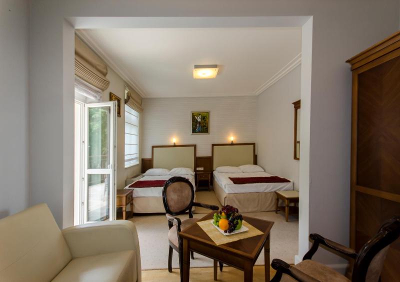 Quadruple Room with Garden View image 3