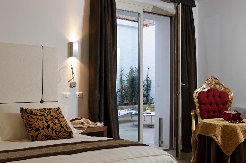 Superior Double Room with Patio image 3