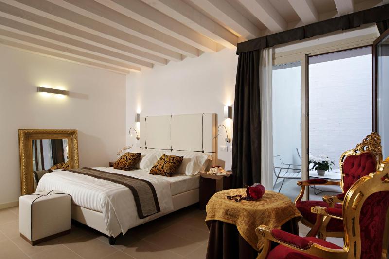 Superior Double Room with Patio image 4
