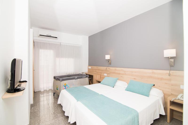 Twin Room image 3
